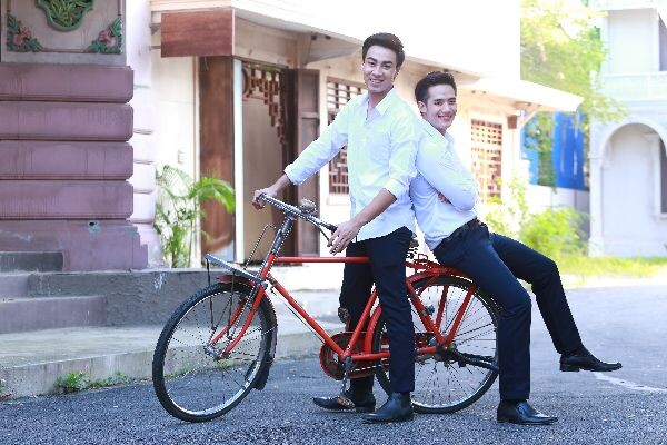 สองหนุ่มน้องใหม่ “ฟีฟ่า - โซ่” จากพี่น้องคู่แค้น ในละครดราม่า “เหยื่อพยาบาท” กลายเป็นคู่จิ้นสุดฟินของสาวๆ