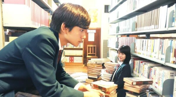 Movie Guide: " บางคำสารภาพรักต้องรอนานนับ 12 ปี " ความหมายที่ถูกซ่อนในภาพโปสเตอร์ Kimi no Suizou wo Tabetai ภาพยนตร์รักเรียกน้ำตาจากผู้เขียนบท พรุ่งนี้ผมจะเดตกับเธอคนเมื่อวาน