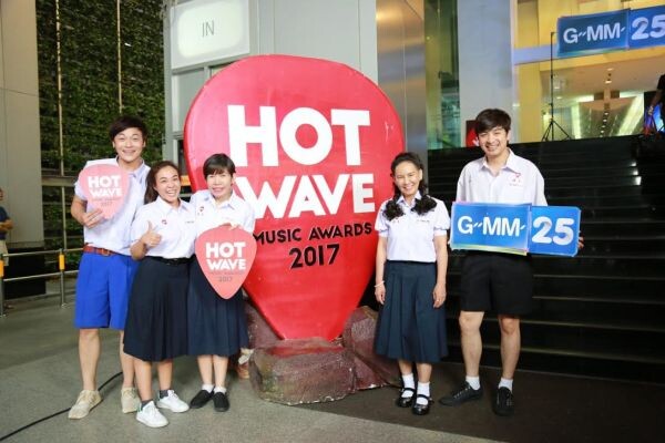 “พี่ฉอด” จัดเต็ม!! นำทีม ดีเจ พิธีกร ย้อนวัยใส่ชุดนักเรียน โปรโมทรายการ Hotwave Music Awards 2017