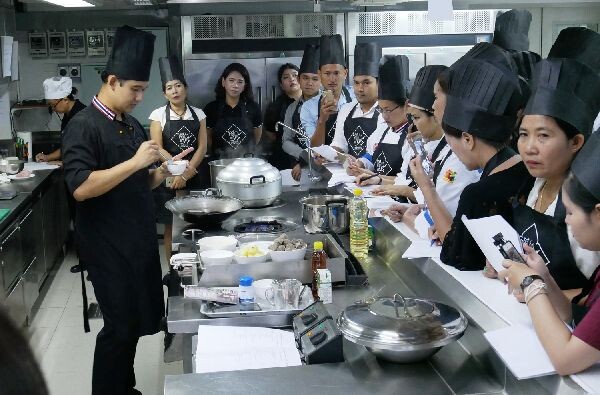 สถาบันอาหาร จับมือ สศอ. ติวเข้มเชฟร้านอาหารไทย นำร่องที่แรก จ.ภูเก็ต โปรโมท “รสไทยแท้” มาตรฐานรสชาติอาหารไทย