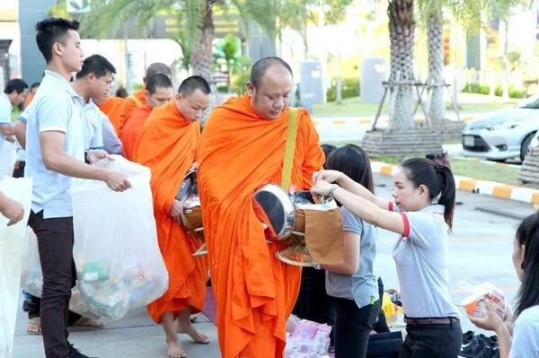 บุญถาวร เชียงใหม่ ทำบุญตักบาตร เนื่องในโอกาสวันเฉลิมพระชนมพรรษา 65 พรรษา