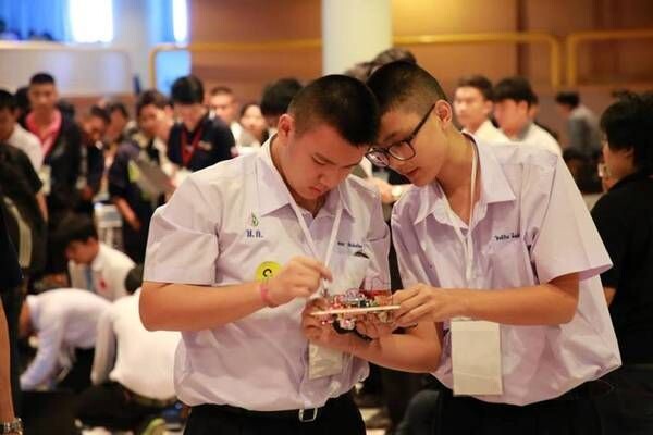 SPU: วิศวะฯ ม.ศรีปทุม มอบรางวัลเยาวชนคนเก่ง!! ชนะเลิศ เจ้าแห่งความเร็ว “Line Tracking ROBOT CONTEST 2017” ครองถ้วยนายกรัฐมนตรี