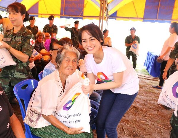 “ช่อง 8 ร่วมใจช่วยภัยอีสาน” ส่ง ฟลุค-มังกร-การะเกด อาร์สยาม ลงพื้นที่ฟื้นฟูซ่อมแซมบ้านเรือน ผู้ประสบอุทกภัย จ.สกลนคร