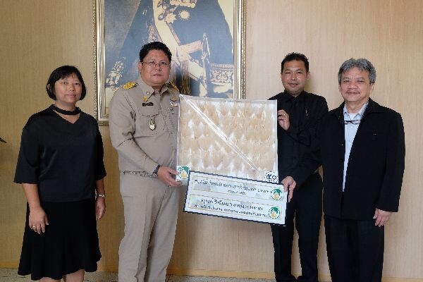 ศูนย์วิจัยยางหนองคาย ผลิตดอกดารารัตน์ จำนวน 999 ดอก มอบผู้ว่าการ กยท.