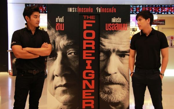 คอหนังแนวหน้าคอนเฟิร์ม “The Foreigner” บู๊โคตรเดือด “แจ็คกี้ ชาน” กระทืบ “เพียซ บรอสแนน” รีวิวกระหึ่ม รอบแรกของโลก!!