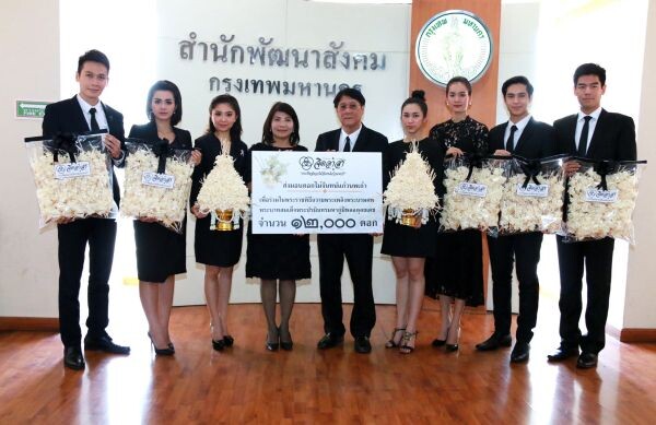 ประมวลภาพกิจกรรม นักแสดง ช่อง 7 สี แสดงพลังจิตอาสา ประดิษฐ์ดอกไม้จันทน์แก้วนพเก้า