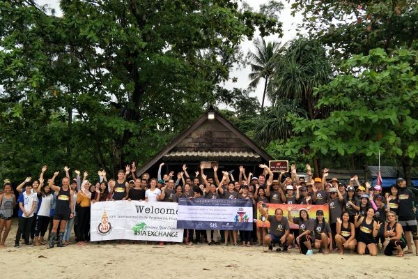 ภาพข่าว: AKSARA Collection ร่วมกับ Clean the beach boot camp จัดกิจกรรมทำความสะอาดชายหาดกะตะเนื่องในวันเก็บขยะโลก