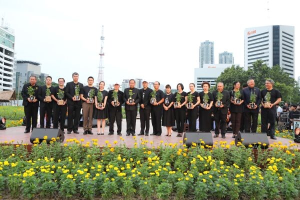 ดาวเรืองบานสะพรั่งทั่วแผ่นดิน "หยาดเหงื่อพระราชา" ศูนย์รวมความรักของคนไทย