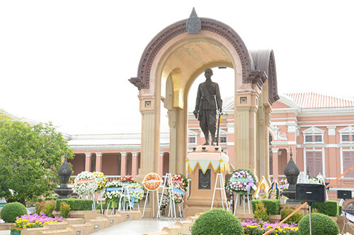 พิธีถวายราชสักการะพระบรมราชานุสาวรีย์ พระบาทสมเด็จพระจอมเกล้าเจ้าอยู่หัว