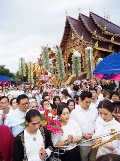  “ชาคริต-ไอซ์” นำทัพดาราทำบุญจุลกฐิน ถวายแด่ “ในหลวง รัชกาลที่ 9