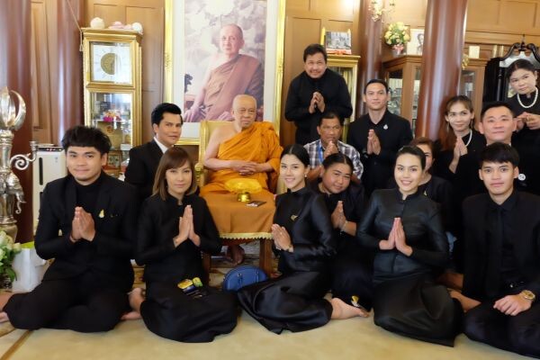 ชายแฮ็คส์-สุทธา นำทีมนักแสดงร่วมงานบุญ โครงการรวมใจภักดิ์อุปสมบทพระ ๘๙ รูป ถวายเป็นพระราชกุศลในหลวงรัชกาลที่๙