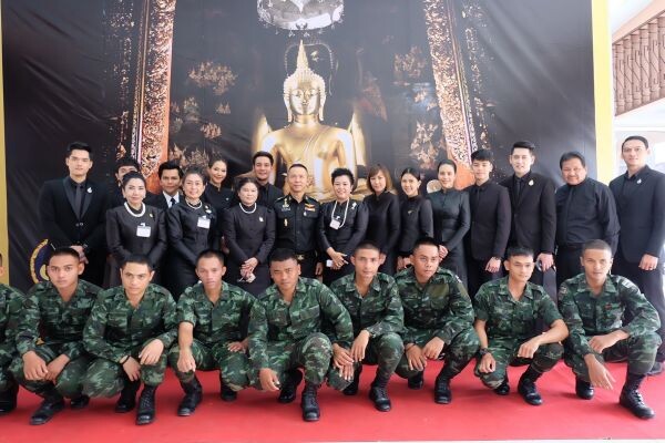 ชายแฮ็คส์-สุทธา นำทีมนักแสดงร่วมงานบุญ โครงการรวมใจภักดิ์อุปสมบทพระ ๘๙ รูป ถวายเป็นพระราชกุศลในหลวงรัชกาลที่๙