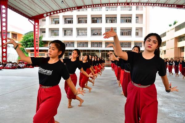 คณาจารย์ นักศึกษา กว่า 200 ชีวิต มทร.ธัญบุรี ฝึกซ้อมโขน แสดงหน้าพระเมรุมาศจำลอง จ.ปทุมธานี