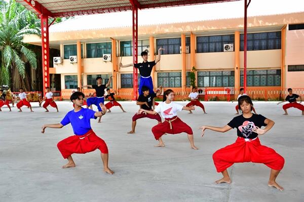 คณาจารย์ นักศึกษา กว่า 200 ชีวิต มทร.ธัญบุรี ฝึกซ้อมโขน แสดงหน้าพระเมรุมาศจำลอง จ.ปทุมธานี