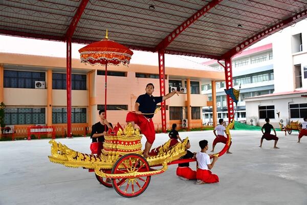 คณาจารย์ นักศึกษา กว่า 200 ชีวิต มทร.ธัญบุรี ฝึกซ้อมโขน แสดงหน้าพระเมรุมาศจำลอง จ.ปทุมธานี