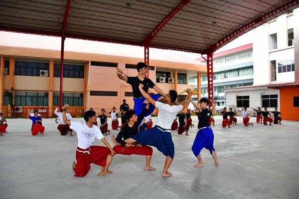 คณาจารย์ นักศึกษา กว่า 200 ชีวิต มทร.ธัญบุรี ฝึกซ้อมโขน แสดงหน้าพระเมรุมาศจำลอง จ.ปทุมธานี