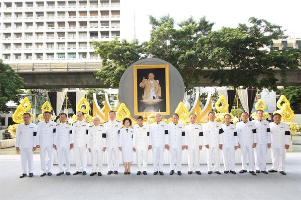 ภาพข่าว: ธนาคารกรุงเทพทั่วประเทศ จัดกิจกรรม “น้อมศิระกราน กราบแทบพระยุคลบาทพระบาทสมเด็จพระปรมินทรมหาภูมิพลอดุลยเดช บรมนาถบพิตร ด้วยสำนึกในพระมหากรุณาธิคุณเป็นล้นพ้นอันหาที่สุดมิได้”