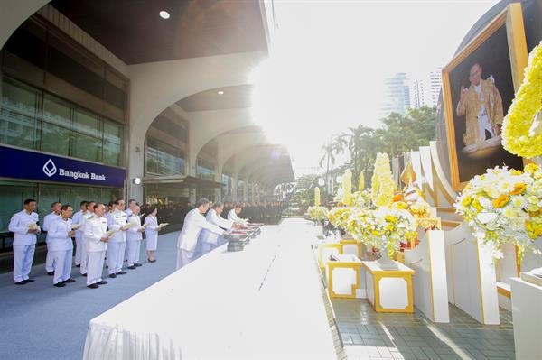 ธนาคารกรุงเทพทั่วประเทศ จัดกิจกรรม “น้อมศิระกราน กราบแทบพระยุคลบาทพระบาทสมเด็จพระปรมินทรมหาภูมิพลอดุลยเดช บรมนาถบพิตร ด้วยสำนึกในพระมหากรุณาธิคุณเป็นล้นพ้นอันหาที่สุดมิได้”