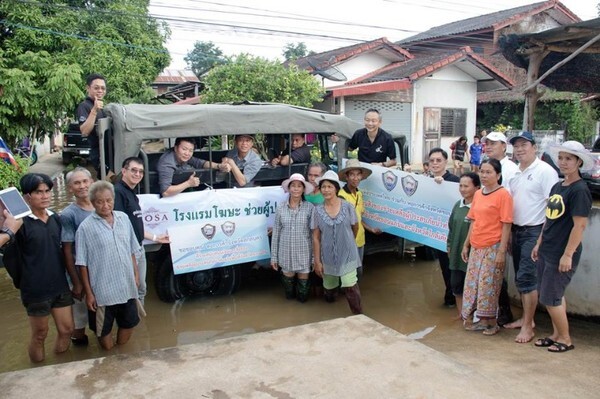 ภาพข่าว: นำสิ่งของไปช่วยผู้ประสบภัยน้ำท่วม