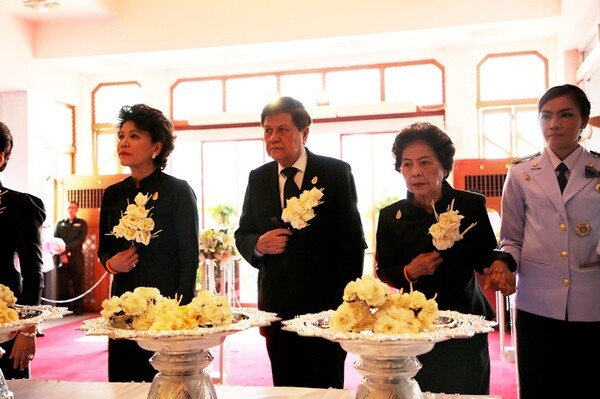 SPU : ม.ศรีปทุม!! พิธีถวายดอกไม้จันทน์เนื่องในพระราชพิธี ถวายพระเพลิงพระบรมศพในหลวง รัชกาลที่ 9