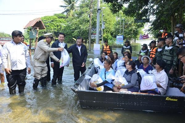 “บิ๊กฉัตร” ลุยตรวจน้ำท่วมอีสาน ประสานทร.ส่งเรือผลักดันน้ำเร่งระบายน้ำแม่น้ำชีช่วง จ.กาฬสินธุ์ และ ร้อยเอ็ด วางแผนลดการระบายน้ำเขื่อนอุบลรัตน์ 25 ล้าน ลบ.ม./วัน ภายใน 10 พ.ย. นี้ พร้อมเร่งแผนสร้างแก้มลิงรับน้ำในพท.อีสาน