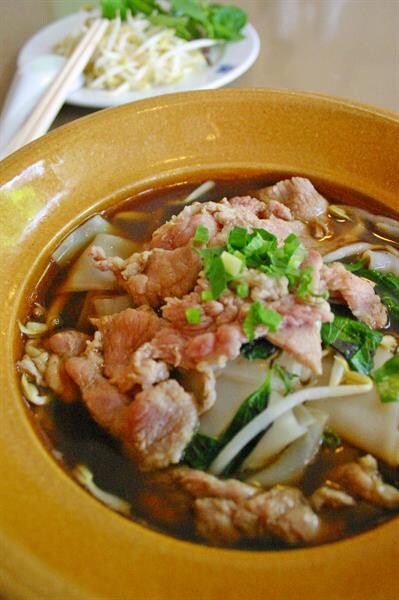 อาหารประจำเดือนพฤศจิกายนจากห้องอาหารเรือนต้น เมนู "ก๋วยเตี๋ยวหมูหมักใบโหระพา และ ปูนิ่มทอดกระเทียมพริกไทย"