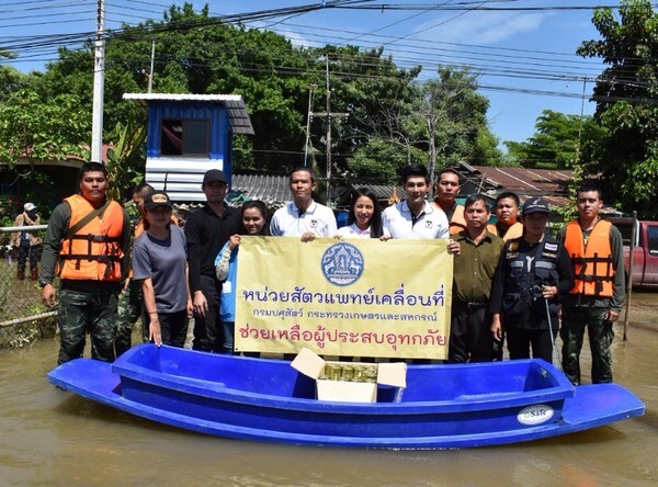 “มังกร-แนน” ดาราจิตอาสา จากช่อง 8 ลงพื้นที่ช่วยเหลือ นำอาหารให้น้องหมา-แมว ติดน้ำท่วม