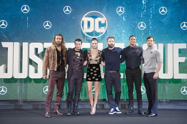 ฮือฮากันอีกครั้งกับการปรากฎตัวของเหล่าซูปเปอร์ฮีโร่ "Justice League" แฟนๆ ชาวลอนดอนแห่ร่วมงานคับคั่ง