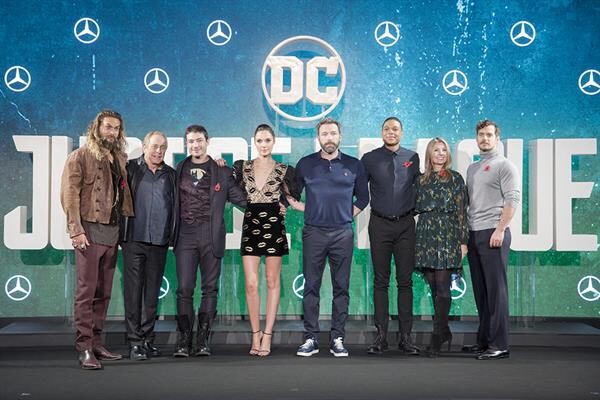 ฮือฮากันอีกครั้งกับการปรากฎตัวของเหล่าซูปเปอร์ฮีโร่ "Justice League" แฟนๆ ชาวลอนดอนแห่ร่วมงานคับคั่ง