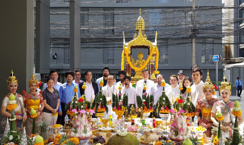 ศาลพระพรหม อันศักดิ์สิทธิ์ ได้ถูกอัญเชิญมาประดิษฐานที่หน้าโรงแรม โซลิแทร์ กรุงเทพ ก่อนพร้อมเปิดให้บริการในวันที่ ๑ ธันวาคม ๒๕๖๐ นี้