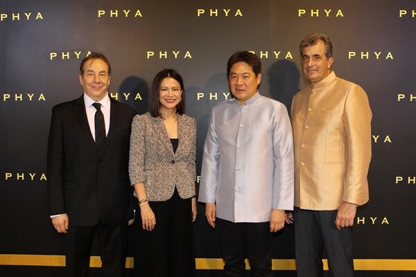 “PHYA” (พญา) จัดแฟชั่นโชว์ครั้งยิ่งใหญ่ เปิดตัวกระเป๋าคอลเลกชั่นพิเศษ “ณพัฒน์” เพื่อ “มูลนิธิชัยพัฒนา”