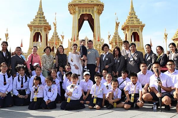 ภาพข่าว: สาธิตกรุงเทพธนบุรี พาเด็กๆ ชม พระเมรุมาศ