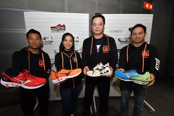 ภาพข่าว: ผลิตภัณฑ์กีฬา Mizuno (มิซูโน่) สนับสนุนนักวิ่งจากประเทศไทย สู่งานวิ่งครั้งใหญ่ “Osaka Marathon 2017”