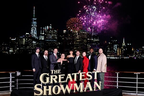 บันลือโลกสมชื่อ!! ยิ่งใหญ่อลังการ งานเปิดตัวรอบปฐมทัศน์ "The Greatest Showman" ครั้งแรกบนเรือสำราญสุดหรู ที่นครนิวยอร์ก