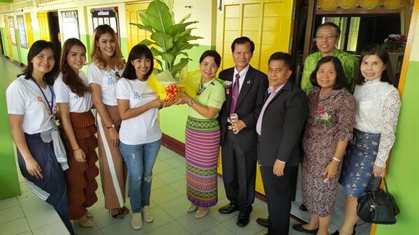 ใบเฟิร์น สุทธิยา และ น้ำ กนกวรรณ 2 ศิลปิน ค่ายยุ้งข้าวเรคคอร์ด สุดปลื้ม ร่วมกิจกรรม “ความสุขจากพ่อ....สู่ผืนแผ่นดิน” ที่ ร.ร.วัดเปรมประชากร