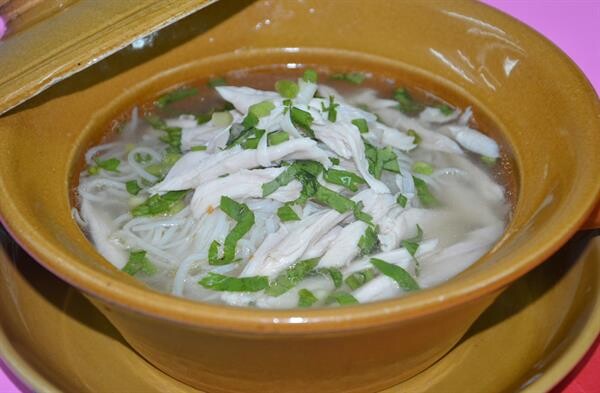 เมนูเด่น จากห้องอาหารเรือนต้น เมนู "ก๋วยเตี๋ยวไก่" และ "ข้าวซอยไก่"