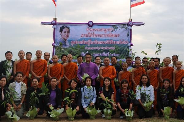 ภาพข่าว: กรมส่งเสริมสหกรณ์จัดกิจกรรมปลูกป่าศูนย์เรียนรู้โรงเรียนปริยัติธรรม วัดไผ่ดำ