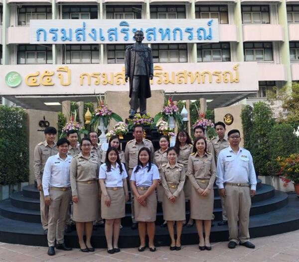 ภาพข่าว: ร่วมพิธีสักกะระพระบิดาสหกรณ์ไทย