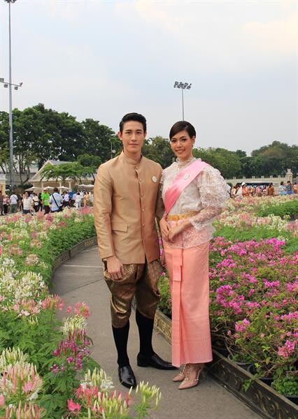 ดาราช่อง 8 สุดภูมิใจ! ร่วมสืบสานวัฒนธรรมไทยแต่งชุดไทยย้อนยุค เที่ยวงานอุ่นไอรัก คลายความหนาว