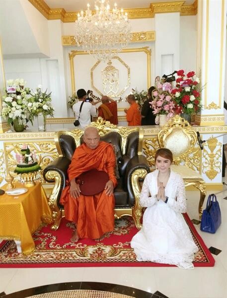 บุญใหญ่มาก!!! พีช สุพิชญา รับเสด็จ!!! สมเด็จพระสังฆนายกประขุมสงฆ์แห่งสหภาพเมียนมาร์ เจิมป้าย “พิชญา พีค โฮเทล”