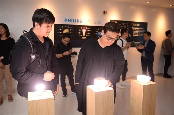 ถึงเวลาเผยโฉมนวัตกรรม “ฟิลิปส์ ฮิว (Philips Hue)” เปลี่ยนหลอดไฟให้เป็นแก็ดเจ็ตสุดเจ๋ง ด้วยคอนเซ็ปต์ “จุดความสว่างให้บ้านสมาร์ท” (Light your home smarter) สั่งการผ่านแอพพลิเคชันเปลี่ยนสีไฟได้มากถึง 16 ล้านเฉดสี!