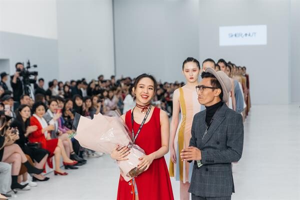  “น้ำชา ชีรณัฐ”  สะกดทุกสายตาบนรันเวย์ ส่ง “SHERANUT” ทำแฟชั่นโชว์ใน งาน “ShenZhen Fashion Week 2018”