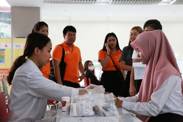 กลุ่มงานกิจการนักศึกษา ม.ศรีปทุม จับมือ สภากาชาดไทย จัดโครงการ ทำดีถวายพระเจ้าอยู่หัว ร.๙ ด้วยการบริจาคโลหิต (1คนให้ 3 คนรับ)