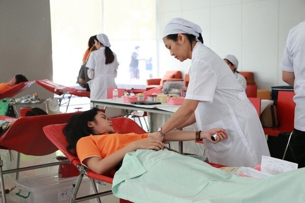 กลุ่มงานกิจการนักศึกษา ม.ศรีปทุม จับมือ สภากาชาดไทย จัดโครงการ ทำดีถวายพระเจ้าอยู่หัว ร.๙ ด้วยการบริจาคโลหิต (1คนให้ 3 คนรับ)