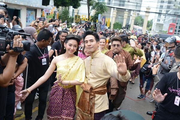 'พี่หน่อง’ นำทีม 'โป๊ป-เบลล่า’ พร้อมนักแสดง 'บุพเพสันนิวาส’ รำกลองยาว ชุดใหญ่ถวายสิ่งศักดิ์สิทธิ์