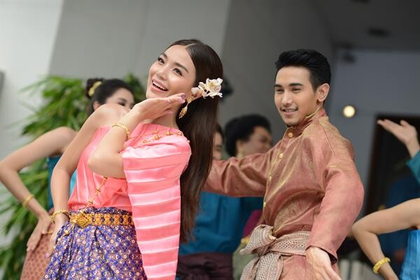 'พี่หน่อง’ นำทีม 'โป๊ป-เบลล่า’ พร้อมนักแสดง 'บุพเพสันนิวาส’ รำกลองยาว ชุดใหญ่ถวายสิ่งศักดิ์สิทธิ์