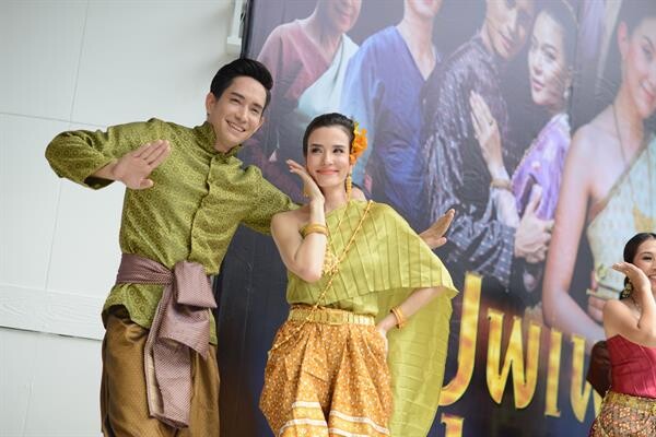 'พี่หน่อง’ นำทีม 'โป๊ป-เบลล่า’ พร้อมนักแสดง 'บุพเพสันนิวาส’ รำกลองยาว ชุดใหญ่ถวายสิ่งศักดิ์สิทธิ์