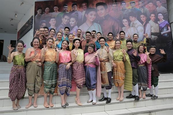 'พี่หน่อง’ นำทีม 'โป๊ป-เบลล่า’ พร้อมนักแสดง 'บุพเพสันนิวาส’ รำกลองยาว ชุดใหญ่ถวายสิ่งศักดิ์สิทธิ์