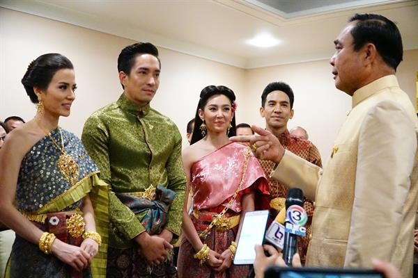 'พี่หน่อง’ ยกทัพนักแสดงนำ 'บุพเพสันนิวาส’ เข้าพบ “บิ๊กตู่” ที่ทำเนียบรัฐบาล