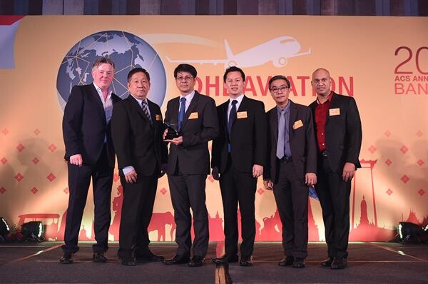 ภาพข่าว: คาร์โก้การบินไทยรับรางวัล DHL Star Performance Award “DHL Outstanding Handling Service in Bangkok” 2017